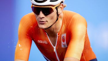 PARIJS - Mathieu van der Poel baalt na afloop van de wegrace wielrennen op de Olympische Spelen. ANP ROBIN VAN LONKHUIJSEN