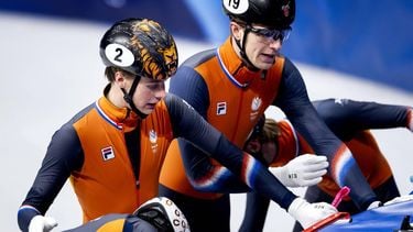 MILAAN - Jens van 't Wout en Teun Boer tijdens de halve finale 5000 meter relay bij het shorttrack schaatsen in de Milano Ice Skating Area op de Olympische Winterspelen van Milaan. ROBIN VAN LONKHUIJSEN / ANP