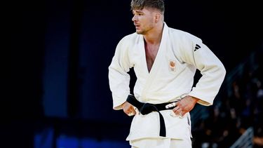 PARIJS - Judoka Noel van 't End in actie tegen de Braziliaanse Rafael Macedo op de Olympische Spelen. ANP REMKO DE WAAL