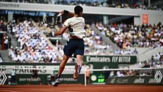 Spain's Carlos Alcarez plays a forehand return to Germany's Alexander Zverev during their men's singles match on day ten of the Roland-Garros Open tennis tournament at the Court Philippe-Chatrier in Paris on May 31, 2022. 
Christophe ARCHAMBAULT / AFP