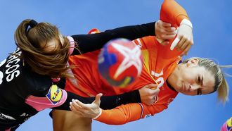 epa11021584 Estavana Polman of Netherlands (R) and Paula Arcos Poveda of Spain in action during the IHF Women's World Handball Championship Main Round IV match between Netherlands and Spain in Frederikshavn, Denmark, 10 December 2023.  EPA/HANNIBAL HANSCHKE
