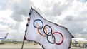 TOKIO - De aankomst van de olympische vlag op vliegveld Haneda in Tokio. In de Japanse hoofdstad worden over vier jaar, 2020, de volgende Olympische Spelen gehouden. ANP PAUL RAATS