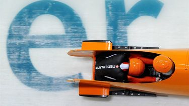 2010-02-24 03:40:48 WHISTLER - Bobsleesters Esme Kamphuis en Tine Veenstra (remster) dinsdagavond (plaatselijke tijd) in actie in de tweede run op de uitdagende baan in Whistler tijdens de Olympische Winterspelen. ANP OLAF KRAAK