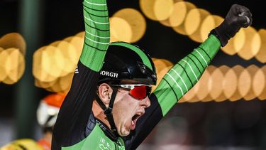 AMSTERDAM - Evert Hoolwerf juicht na het winnen van het NK marathonschaatsen mannen op de Jaap Edenbaan. ANP VINCENT JANNINK