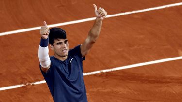 epa11390139 Carlos Alcaraz of Spain celebrates winning his Men's Singles quarterfinal match against Stefanos Tsitsipas of Greece during the French Open Grand Slam tennis tournament at Roland Garros in Paris, France, 04 June 2024.  EPA/YOAN VALAT