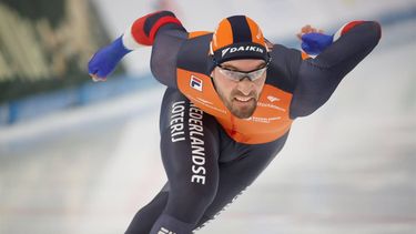 epa10984492 Kjeld Nuis of Netherlands in action during the men's 1000 m Division A race at the ISU Speed Skating World Cup in Beijing, China, 19 November, 2023.  EPA/ANDRES MARTINEZ CASARES