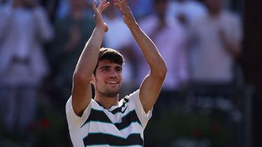 Spain's Carlos Alcaraz celebrates winning against France's Arthur Rinderknech during their men's singles quarter final tennis match at the HSBC ATP tennis Championships at Queen's Club in west London on June 20, 2025. 
HENRY NICHOLLS / AFP