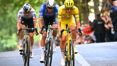 epa13134519 Yellow Jersey overall leader Slovenian rider Tadej Pogacar (R) of UAE Team Emirates XRG, Dutch cyclist Mathieu van der Poel (C) of Alpecin-Premier Tech, and Belgian cyclist Remco Evenepoel (L) of Red Bull - Bora - Hansgrohe in action during the 21st and final stage of the Tour de France, 88.7 km route starting and ending in Paris, France, 26 July 2026.  EPA/ETIENNE GARNIER / POOL