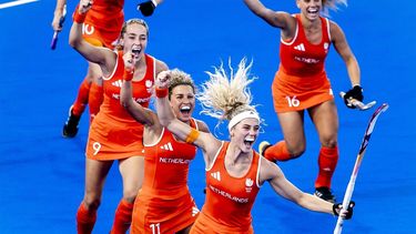 PARIJS - Yibbi Jansen juicht na het scoren van de 2-0 in de eerste groepswedstrijd van de Nederlandse hockeyvrouwen tegen Frankrijk op de Olympische Spelen. ANP REMKO DE WAAL