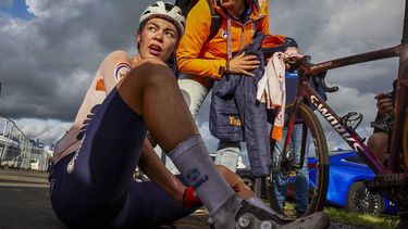 WIJSTER - Mischa Bredewold reageert na het winnen van de wegwedstrijd voor vrouwen elite tijdens de Europese kampioenschappen wielrennen op de Col du Vam (Vam-berg) in Midden-Drenthe, Nederland, op 23 september 2023. ANP VINCENT JANNINK