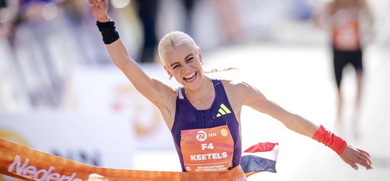 ROTTERDAM - Mikky Keetels (NED) viert haar overwinning van het NK op de finish van de 45e editie van de Marathon van Rotterdam. De wedstrijd geldt tevens als Nederlands kampioenschap. ROBIN VAN LONKHUIJSEN / ANP