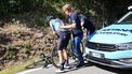 2023-07-09 17:05:24 epa10736235 Spanish rider David de la Cruz of Astana Qazaqstan Team changes his bike due to a mechanical issue during the 9th stage of the Tour de France 2023, a 184kms race from Saint-Leonard-de-Noblat to Puy de Dome, France, 09 July 2023.  EPA/CHRISTOPHE PETIT TESSON