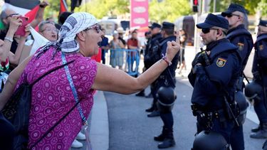 A pro-Palestinians protestor gestures towards protestors holding Israel's flags (not pictured) prior the 21st and last stage of the Vuelta a Espana 2025, a 101 km race between Alalpardo and Madrid, near Madrid's Cibeles fountain on September 14, 2025.   The authorities have ramped up security for the Vuelta's final stage in Madrid, which was slightly shortened and will see 1,100 police officers deploy in the Spanish capital.
Paul Hanna / AFP