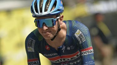 Soudal Quick-Step team's Belgian rider Tim Merlier awaits the start of the 3rd stage of the 113th edition of the Tour de France cycling race, 196 km between Granollers and Les Angles in southern France, on July 6, 2026. 
Loic VENANCE / AFP