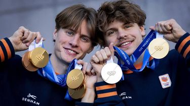 MILAAN - Dubbelportret van de broers Jens (l) en Melle van 't Wout met de medailles die zij hebben behaald op de Olympische Winterspelen. Shorttracker Jens van 't Wout is met drie gouden medailles en een bronzen plak de meest succesvolle Nederlandse mannelijke sporter op één editie van de Winterspelen. Zijn broer Melle won naast goud op de aflossing ook zilver op de 500 meter. ROBIN VAN LONKHUIJSEN / ANP