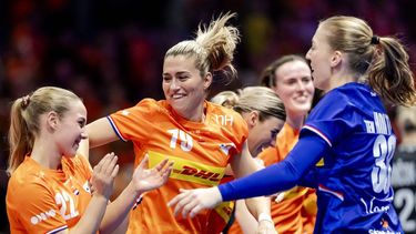 ROTTERDAM - Zoë Sprengers (NED), Estavana Polman (NED) en Yara ten Holte (NED) van Nederland vieren de overwinning tijdens de WK-handbalwedstrijd in groep E tussen Nederland en Oostenrijk in Ahoy Rotterdam. ANP ROBIN VAN LONKHUIJSEN