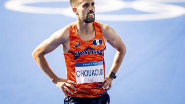 PARIJS - Khalid Choukoud komt over de finish van de marathon voor de mannen op de Olympische Spelen. De marathon wordt traditiegetrouw in het laatste weekend van de Spelen gelopen. ANP IRIS VAN DEN BROEK