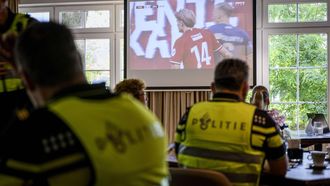 ENSCHEDE - Agenten kijken naar de wedstrijd FC Twente - Sparta tijdens een actie van de politiebonden buiten het voetbalstadion van FC Twente. De politiebonden voerden actie voor een beter vroegpensioen tijdens twee voetbalwedstrijden in de Eredivisie. ANP EMIEL MUIJDERMAN