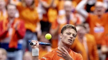 2023-02-04 18:33:07 GRONINGEN - Tim van Rijthoven (Nederland) in actie tegen Alex Molcan (Slowakije) tijdens de kwalificatieronde voor de Davis Cup Finals. De winnaar plaatst zich voor de groepsfase van de Davis Cup Finals in september. ANP SANDER KONING