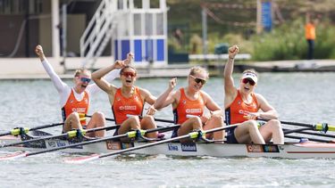 AMSTERDAM - Marieke Keijser, Lisa Bruijnincx, Margot Leeuwenburgh en Tessa Dullemans vieren de eerste plaats in de finale op het onderdeel vrouwen dubbelvier op de zesde dag van de wereldkampioenschappen roeien op de Bosbaan in het Amsterdamse Bos. IRIS VAN DEN BROEK / ANP
