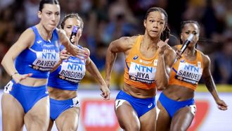 2023-08-25 20:13:06 BOEDAPEST - Tasa Jiya en Jamile Samuel in actie op de 4x100 meter estafette  tijdens de zevende dag van de wereldkampioenschappen atletiek. ANP ROBIN VAN LONKHUIJSEN