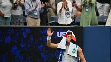 USA's Ben Shelton reacts after being defeated by France’s Adrian Mannarino during their men's singles third round match on day six of the US Open tennis tournament at the USTA Billie Jean King National Tennis Center in New York City on August 29, 2025. 
ANGELA WEISS / AFP