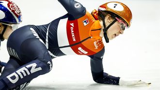 ROTTERDAM - Suzanne Schulting (NED) valt tijdens A-finale van de 1000 meter vrouwen op het WK shorttrack in Ahoy. ANP IRIS VAN DEN BROEK