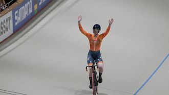 Netherlands' #34 Lorena Wiebes celebrates after winning the women's scratch 10km final during the 2025 UCI Track World Championships at the Peñalolen Velodrome, in Santiago, on October 22, 2025. 
Rodrigo ARANGUA / AFP