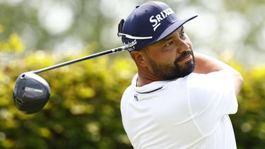 epa12172111 J.J. Spaun of the US tees off from the 9th hole during the first round of the 2025 US Open golf tournament at the Oakmont Country Club in Oakmont, Pennsylvania, USA, 12 June 2025.  EPA/JARED WICKERHAM