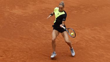 Netherlands' Arantxa Rus returns the ball to US' Coco Gauff during the 2024 ATP Tour Madrid Open tennis tournament at Caja Magica in Madrid on April 25, 2024. 
OSCAR DEL POZO / AFP