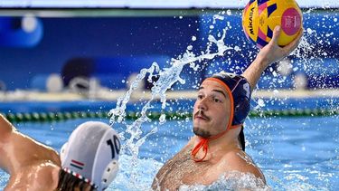 epa12025627 Vendel Vigvari (L) of Hungary in action against Benjamin Hessels of the Netherlands during the quarterfinal match between Hungary and Netherlands at the Men's Water Polo World Cup 2025 Final in Podgorica, Montenegro, 11 April 2025.  EPA/Boglarka Bodnar HUNGARY OUT