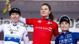 ARNHEM - (L-r) Lorena Wiebes (tweede), Lotte Kopecky (eerste), Martha Truyen (derde) op het podium na laatste etappe van de Simac Ladies Tour wielrennen. ANP IRIS VAN DEN BROEK