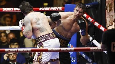 CAIRO - Bokser Rico Verhoeven in actie tegen de ongeslagen wereldkampioen Oleksandr Usyk bij de Piramides van Gizeh. KOEN VAN WEEL / ANP