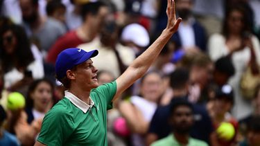 Italy's Jannik Sinner celebrates after winning his men's singles match against Czech Republic's Jiri Lehecka on day 7 of the French Open tennis tournament on Court Philippe-Chatrier at the Roland-Garros Complex in Paris on May 31, 2025. 
JULIEN DE ROSA / AFP