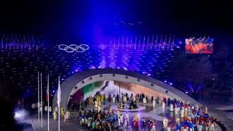 VERONA - Sporters komen binnen tijdens de sluitingsceremonie van de Olympische Winterspelen 2026 in de historische Arena di Verona. ROBIN VAN LONKHUIJSEN / ANP