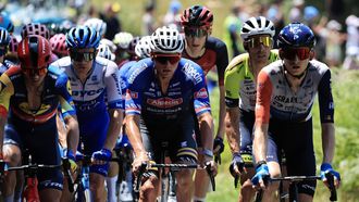 2023-07-09 14:14:17 epa10735929 Dutch rider Mathieu van der Poel (C) of team Alpecin-Deceuninck in action during the 9th stage of the Tour de France 2023, a 184kms race from Saint-Leonard-de-Noblat to Puy de Dome, France, 09 July 2023.  EPA/CHRISTOPHE PETIT TESSON