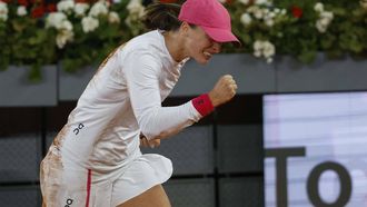 epa11318712 Iga Swiatek of Poland celebrates after winning her women's singles final match against Aryna Sabalenka of Belarus at the Madrid Open tennis tournament in Madrid, Spain, 04 May 2024.  EPA/JUANJO MARTIN