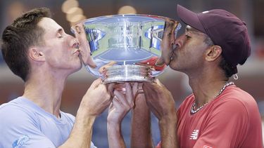 2023-09-08 14:32:08 epa10849121 Rajeev Ram of the United States (R) and Joe Salisbury of Great Britian celebrate winning the Men's Double Championship match at the US Open Tennis Championships at the USTA National Tennis Center in Flushing Meadows, New York, USA, 08 September 2023. The US Open runs from 28 August through 10 September.  EPA/CJ GUNTHER