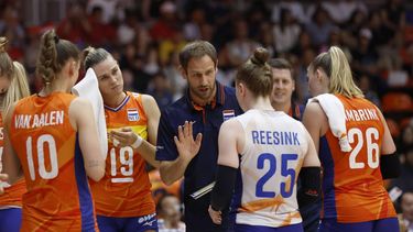 epa12348658 Netherlands's coach Felix Koslowski (C) gives instructions to his players during the FIVB Women's Volleyball World Championship 2025 quarterfinal match between Japan and Netherlands in Bangkok, Thailand, 03 September 2025.  EPA/RUNGROJ YONGRIT