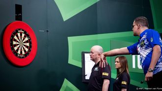 DEN BOSCH - Gian van Veen tijdens de eerste ronde van de Dutch Darts Masters in de Maaspoort. Het darttoernooi is onderdeel van de World Series of Darts. ANP RAMON VAN FLYMEN