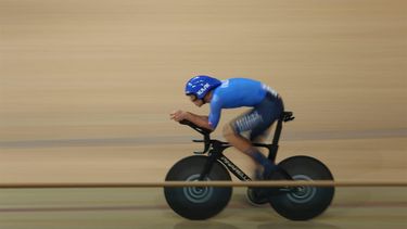 epa10788160 Jonathan Milan of Italy competes in the Men’s Elite Individual Pursuit bronze medal race at the UCI World Cycling Championships in Glasgow, Britain, 06 August 2023.  EPA/ADAM VAUGHAN