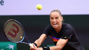 Netherlands' Arantxa Rus plays a backhand return to Kazakhstan's Elena Rybakina during their women's singles match on Court Suzanne-Lenglen on day five of the French Open tennis tournament at the Roland Garros Complex in Paris on May 30, 2024. 
EMMANUEL DUNAND / AFP