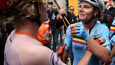 2023-08-13 17:11:57 Belgium's Lotte Kopecky (R) is congratulated by Netherlands' Demi Vollering after the women's Elite Road Race during the UCI Cycling World Championships in Glasgow, Scotland on August 13, 2023. 
Oli SCARFF / AFP