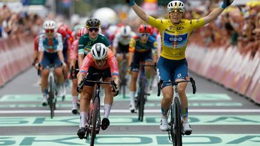 ROTTERDAM - Charlotte Kool viert haar overwinning tijdens de tweede etappe van de Tour de France Femmes, de Ronde van Frankrijk voor vrouwen, van Dordrecht naar Rotterdam. De meerdaagse wielerronde behoort tot de UCI Women's WorldTour en duurt tot en met 18 augustus. ANP BAS CZERWINSKI