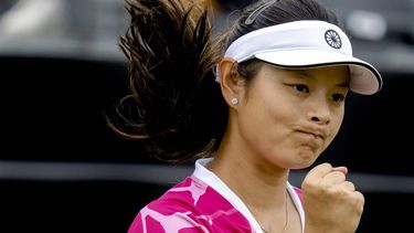 ROSMALEN - Tennisster Arianne Hartono in actie op het internationale tennistoernooi Libema Open. Het gecombineerde Nederlandse tennistoernooi voor mannen en vrouwen wordt twaalf dagen lang gehouden op de grasbanen van Autotron. ANP SANDER KONING