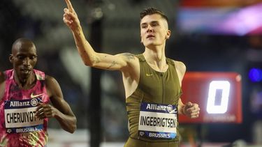 epa11602870 Jakob Ingebrigtsen of Norway in action to win the men's 1500m race during the World Athletics Diamond League Finals, at the Memorial Van Damme in Brussels, Belgium, 13 September 2024.  EPA/OLIVIER HOSLET