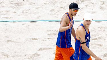 PARIJS - De Nederlandse beachvolleyballers Steven van de Velde en Matthew Immers in actie tegen de Chilenen Esteban Grimalt en Marco Grimalt, op de Olympische Spelen. ANP KOEN VAN WEEL
