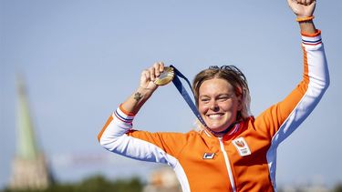 PARIJS - Sharon van Rouwendaal met haar gouden medaille na het openwaterzwemmen in de Seine tijdens de Olympische Spelen. ANP ROBIN VAN LONKHUIJSEN