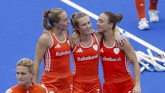 AMSTELVEEN - (l-r) Renée van Laarhoven van Nederland, Xan de Waard van Nederland en Lisa Post van Nederland na afloop van de finale op het WK hockey tussen Nederland en Argentinië in het Wagener Stadion. BAS CZERWINSKI / ANP