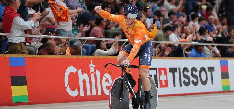 Netherlands' #166 Jeffrey Hoogland celebrates after winning the men's team sprint final during the 2025 UCI Track World Championships at the Peñalolen Velodrome, in Santiago, on October 22, 2025. 
Javier TORRES / AFP